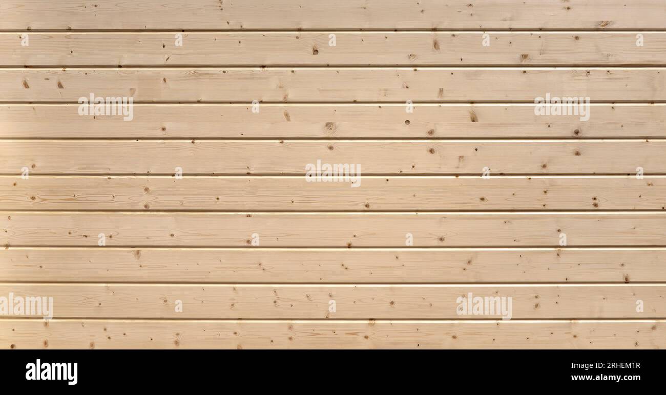 Hellbraune neue Holzwand aus horizontalen Nut- und Federbrettern Stockfoto