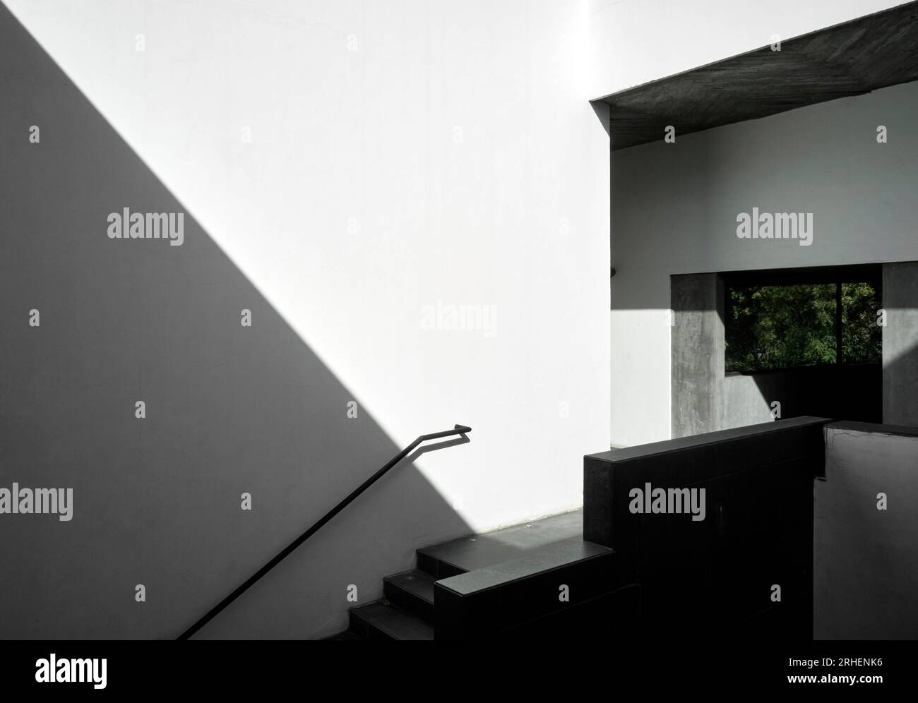 Zentrale Treppe. 079 Stories Centre for Arts, Ahmedabad, Indien. Architekt: Studio Sangath, 2019. Stockfoto