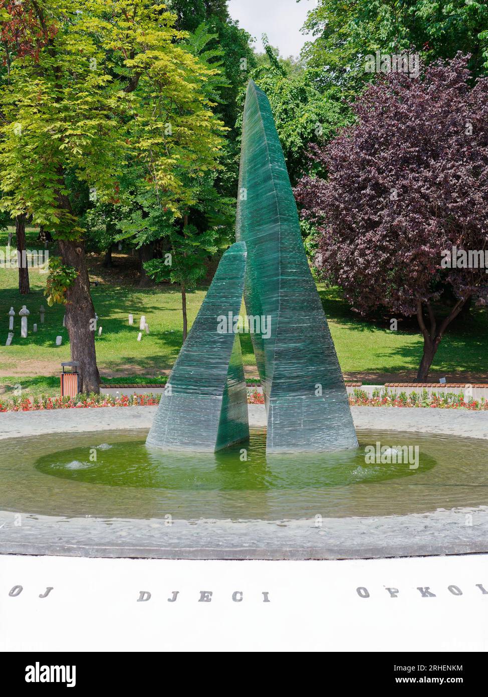 Gedenkstätte für die ermordeten Kinder des belagerten Sarajevo im Veliki Park (großer Park), Sarajevo, Bosnien und Herzegowina, 16. August 2023. Stockfoto