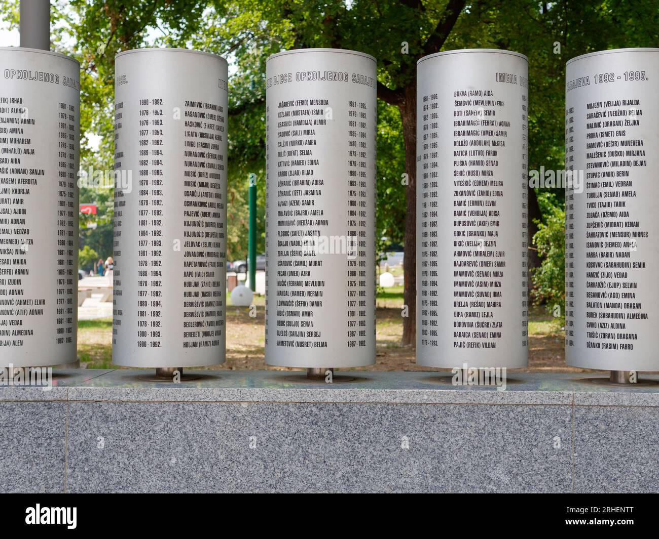 Namen der Kinder, die bei der Belagerung von Sarajevo im Veliki Park (großer Park), Sarajevo, Bosnien und Herzegowina, am 16. August 2023 starben. Stockfoto