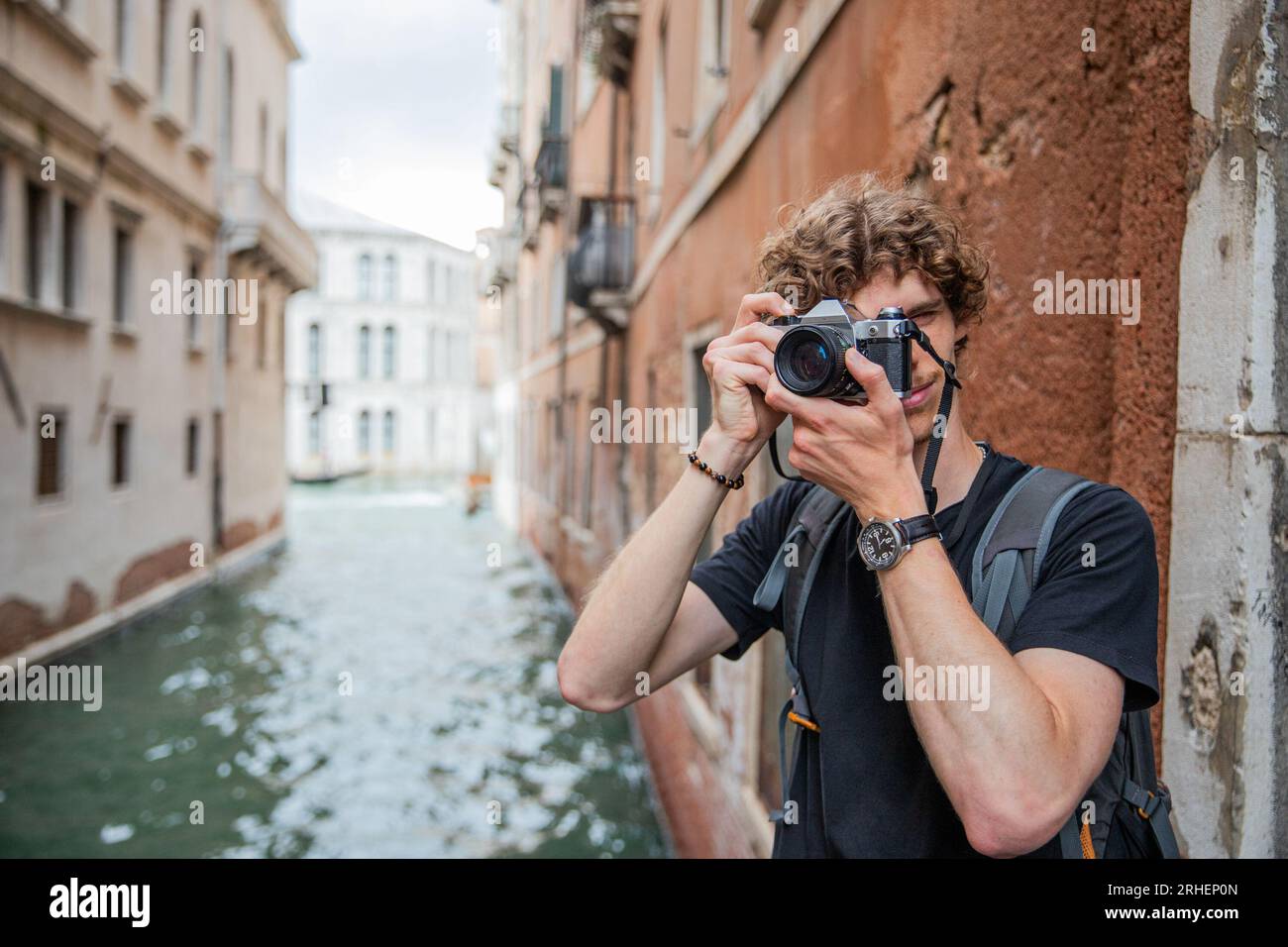 Ein Touristenfotograf macht ein Foto, während er in Venedig im Urlaub ist Stockfoto