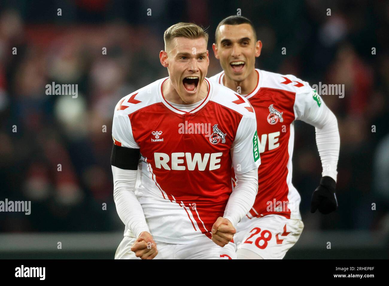 Köln, Deutschland, 1. Fussball Bundesliga 16. Spieltag 1.FC Köln : Werder Bremen 7-1 21. 01. 2023 im Rhein Energie Stadion in Köln Steffen TIGGES (FC) li.- freut sich über seinen Treffer zum 3-0, dahinter Ellyes SKHIRI (FC) RE.- Foto: Norbert Schmidt, Düsseldorf Stockfoto