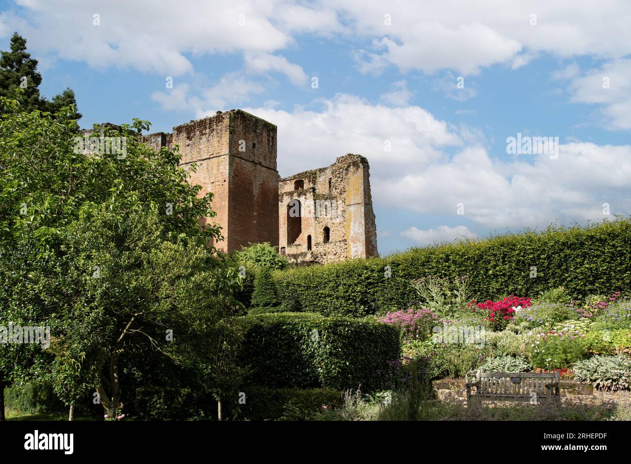 Kenilworth England Juli 29 2023 Kenilworth Castle elisabethanische Gärten vollständig restauriert an einem sonnigen Tag mit blauem Himmel Stockfoto