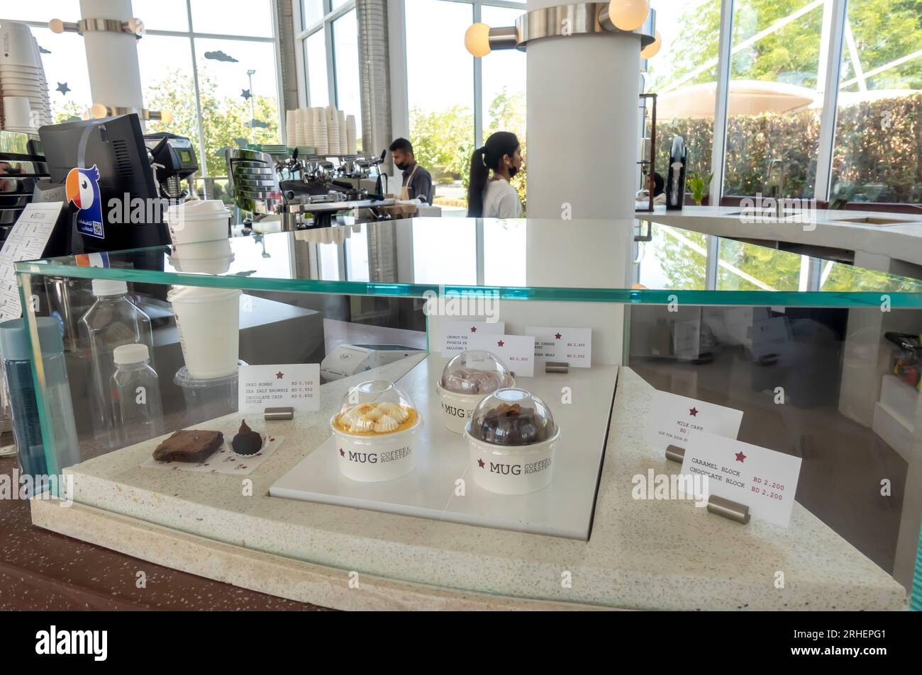TASSEN-Café-Theke und Schreibtisch, im Inneren des Cafés Bahrain - Kuchen-Gebäck-Display Stockfoto