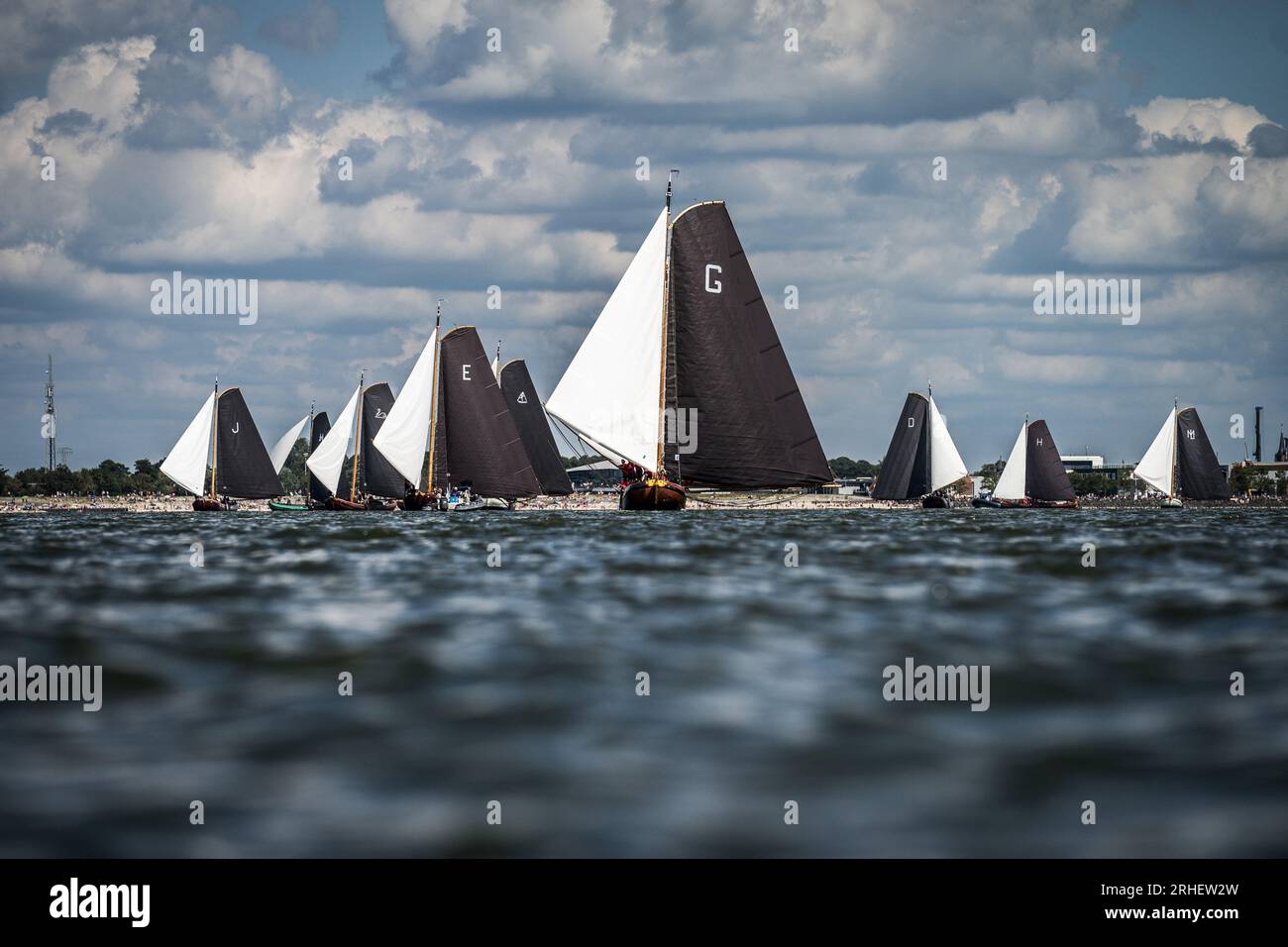 LEMMER - Skutsjes in Aktion auf der IJsselmeer, am zwölften Tag der Skûtsjesilen. ANP SIESE VEENSTRA niederlande raus - belgien raus Stockfoto