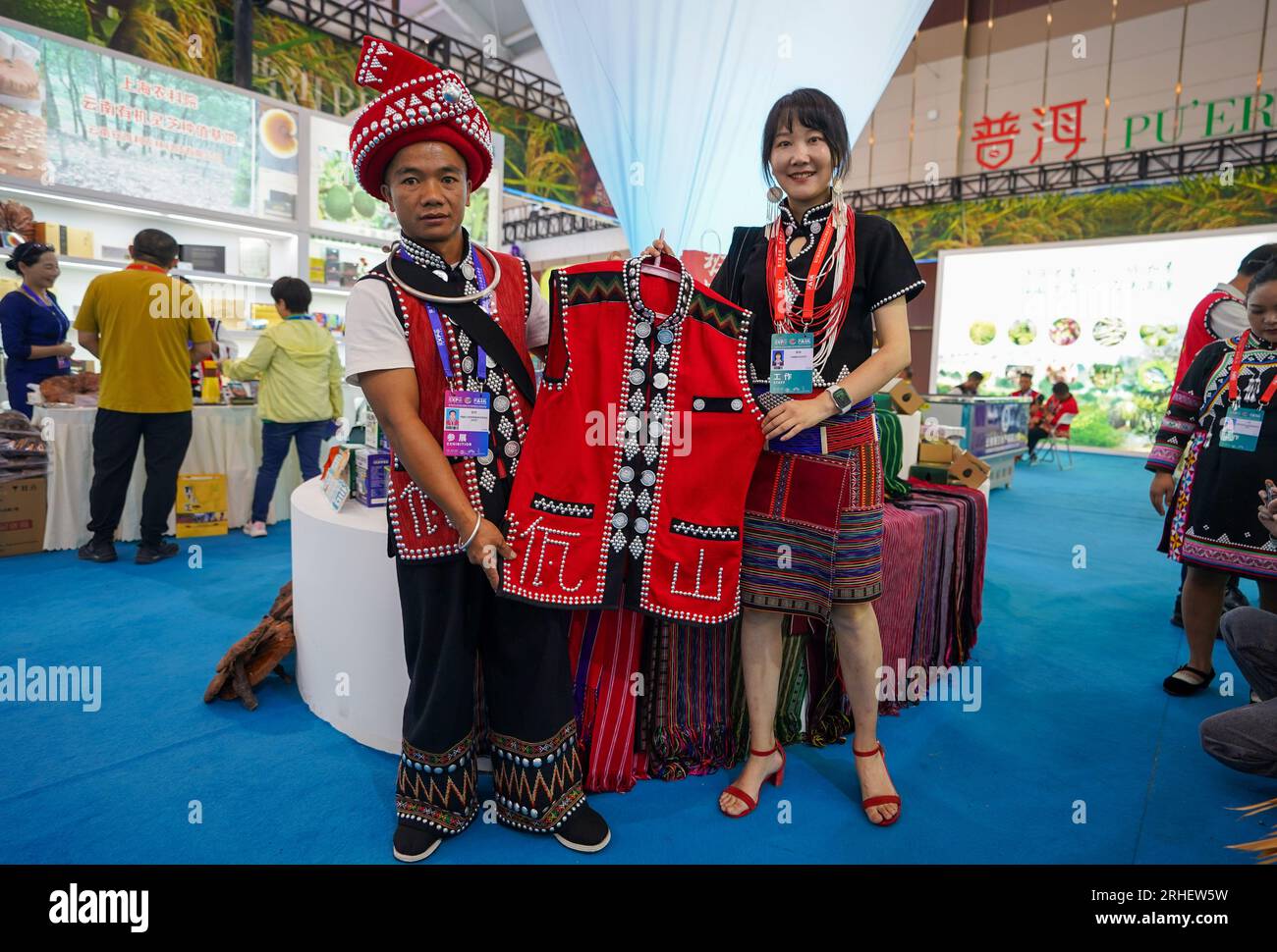 KUNMING, 16. August 2023 (Xinhua) – Aussteller präsentieren traditionelle Kleidung der VA-Ethnien auf der siebten China-Südasien Expo in Kunming, Provinz Yunnan im Südwesten Chinas, 16. August 2023. Die siebte China-Südasien-Expo startete am Mittwoch in Kunming. Mehr als 30.000 Aussteller, Vertreter und Gäste aus 85 Ländern und Regionen sowie internationale Organisationen werden während der fünftägigen expo an Online- und Offline-Aktivitäten teilnehmen. Auf der expo unter dem Motto "Solidarität und Koordinierung für die gemeinsame Entwicklung" wurden 15 Ausstellungshallen eingerichtet, in denen verschiedene Veranstaltungen stattfinden Stockfoto