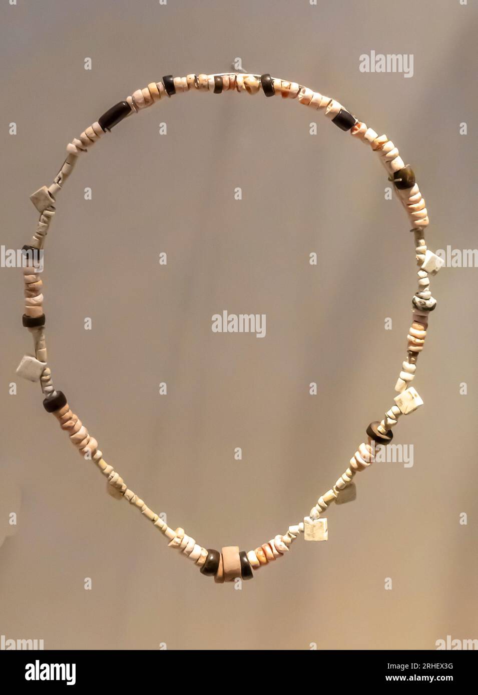 Halskette - Talkestatit, Karneol, Hämatit Karzakkan Friedhof Madinat Hamad Gebiet 3000-2500 v.Chr. Stockfoto