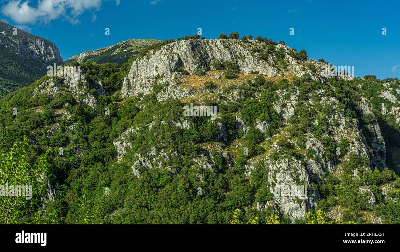 Die grünen Berge, die das mittelalterliche Dorf Barrea im Nationalpark der Abruzzen, Lazio und Molise dominieren. Abruzzen, Italien, Europa Stockfoto