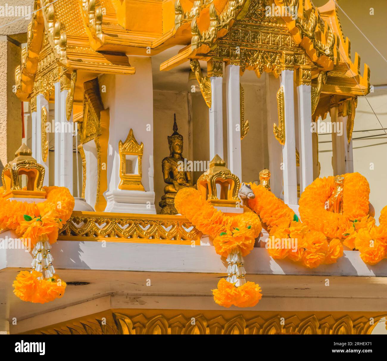 Golden Yellow Spirit House Buddha Shrine Marigold Girlanden Yodpiman Pak Khlong Talat Blumenmarkt Bangkok Thailand. Heiligtum für den Schutzhüter Stockfoto
