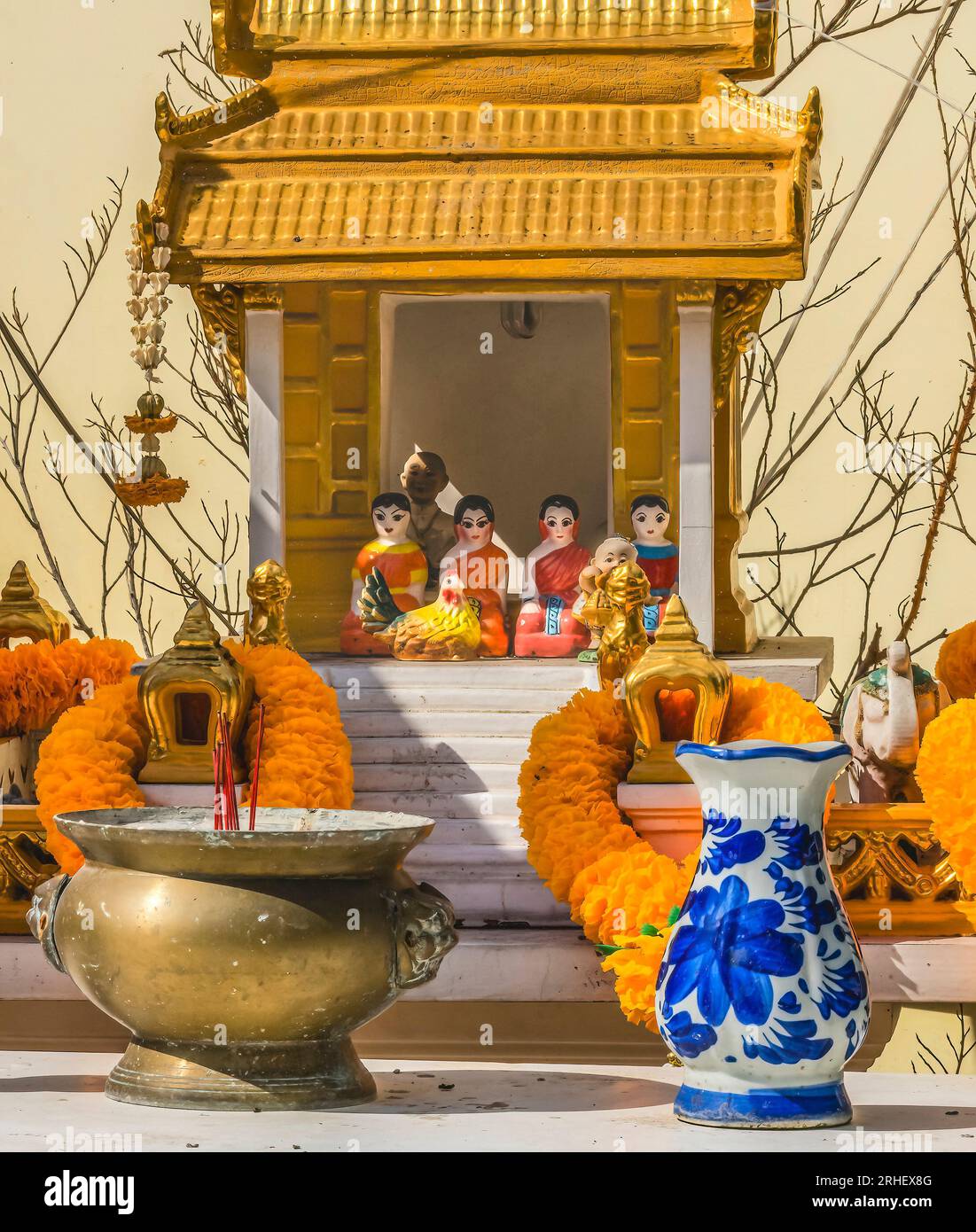 Golden Yellow Spirit House Buddha Shrine Marigold Girlands Weihrauch Yodpiman Pak Khlong Talat Flower Market Bangkok Thailand. Schrein zum Schutz Stockfoto