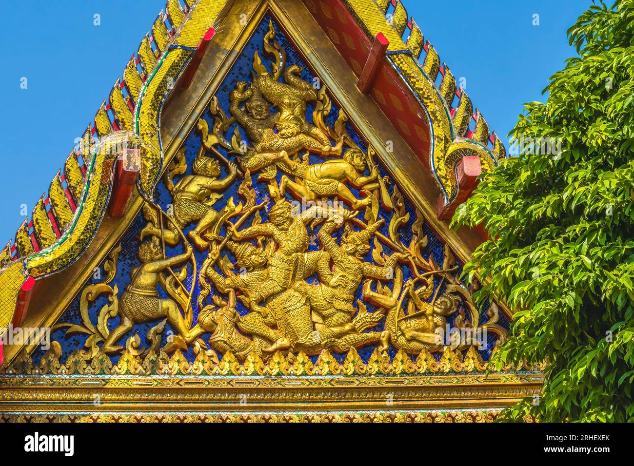Golden Temple Guardians Fighting Relief Pavilion Dach Wat Pho Po Temple Complex Bangkok Thailand. Gebaut in den 1600er Jahren Einer der ältesten Tempel in Thailand an Stockfoto