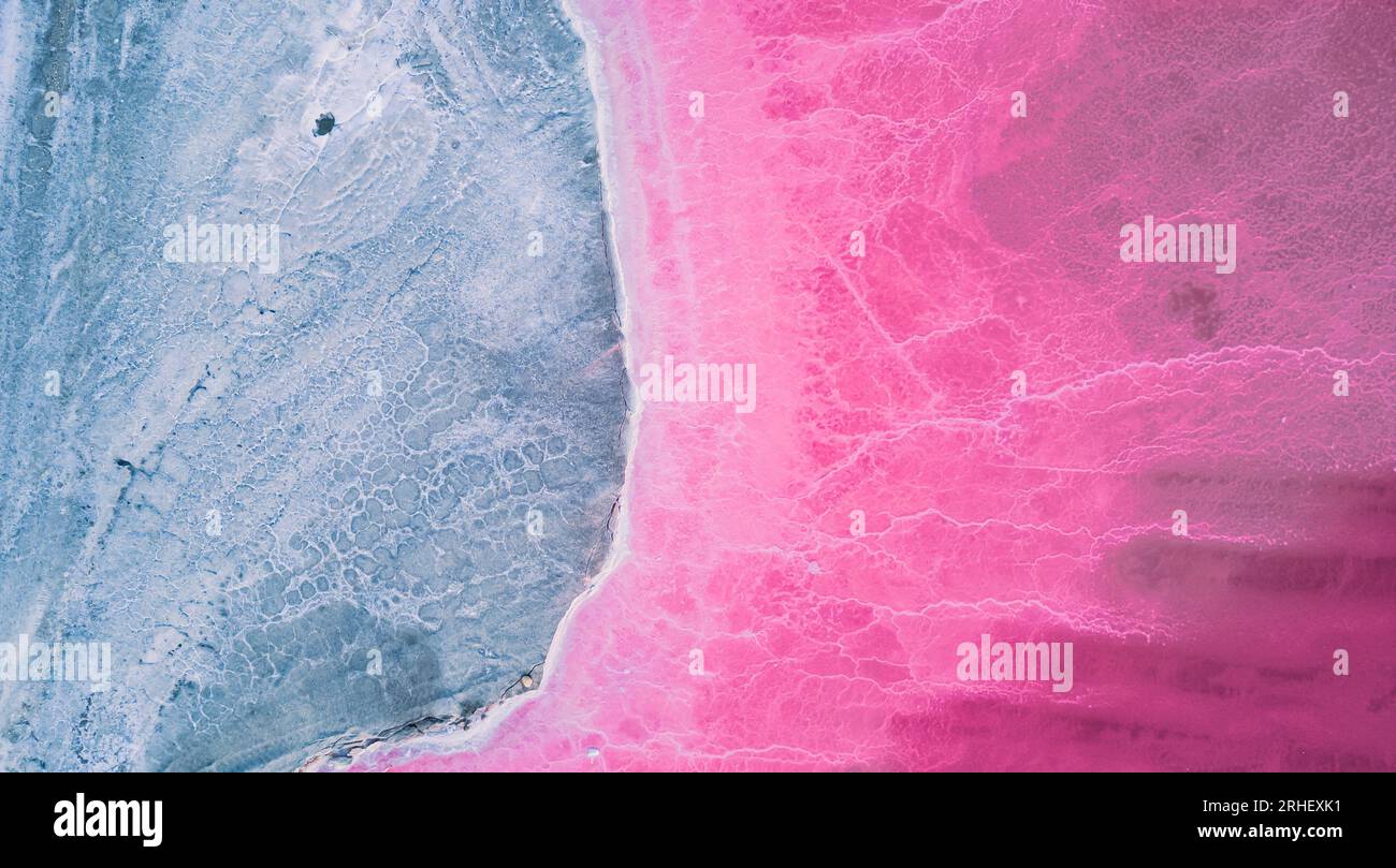 Blick auf den rosa Salzsee aus der Vogelperspektive. Salzproduktionsanlagen verdampften den Salzteich in einem Salzsee. Salin de Giraud Salinen in der Camargue in der Provence. Stockfoto