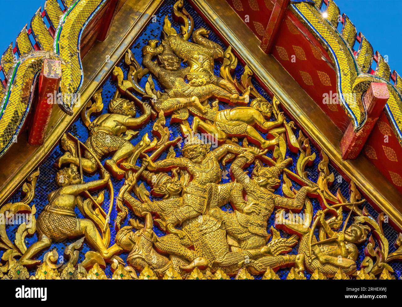 Golden Temple Guardians Fighting Relief Pavilion Dach Wat Pho Po Temple Complex Bangkok Thailand. Gebaut in den 1600er Jahren Einer der ältesten Tempel in Thailand an Stockfoto