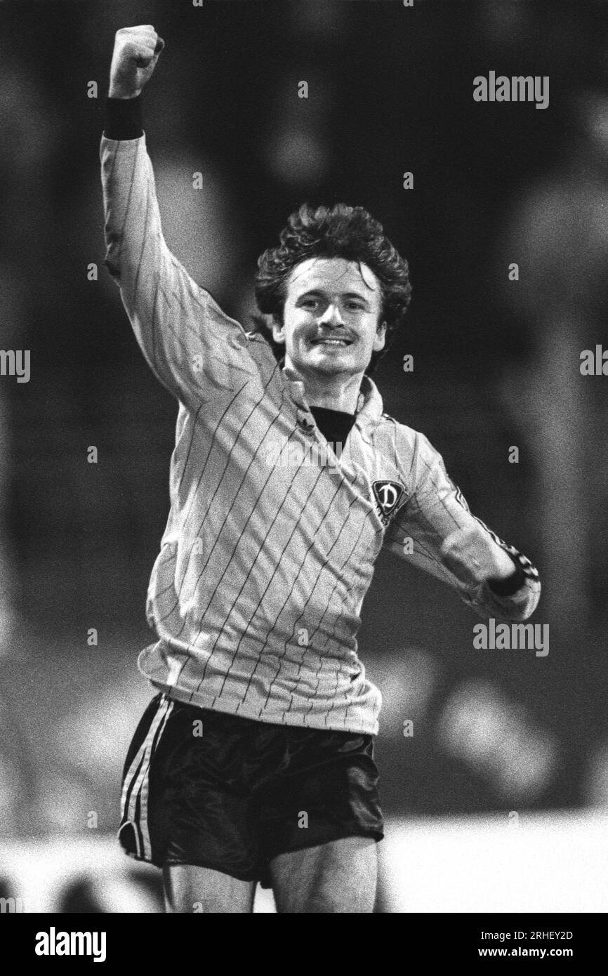 Krefeld, Deutschland, Europapokal der Pokalsieger Bayer Uerdingen (GER) vs. Dynamo Dresden (DDR) 7-3 am 19. 03. 1986 in der Grotenburg - Kampfbahn in Krefeld. Frank LIPPMANN (Dynamo Dresden ) bejubelt seinen Treffer zum 2-1 fŸr Dresden. Foto: Norbert Schmidt, Düsseldorf Stockfoto