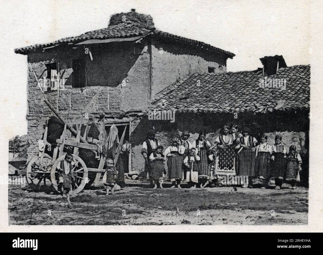 Serbie : famille de paysans devant leur maison aux environs de Monastir (Devenue Bitola en Macedoine) - Carte postale 1914-1918 Stockfoto