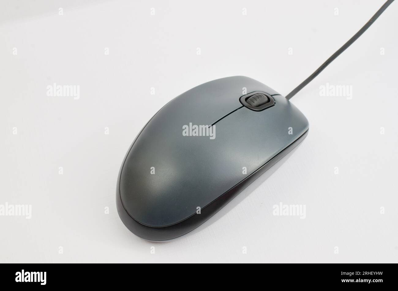 Nahaufnahme einer Computermaus mit modernem Design, Symbol der Technik und moderner Computertechnik. Perfekt für Technologiekonzepte, Symbol des digitalen Zeitalters und Stockfoto