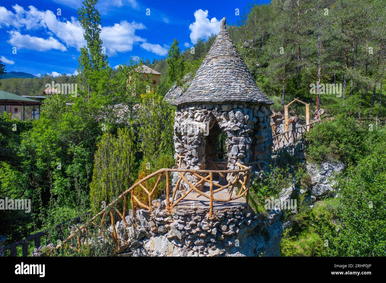 Blick aus der Vogelperspektive auf die Artigas-Gärten oder die von Antoni Gaudí entworfenen Jardins Artigas. Blick auf die Bogenbrücke in La Pobla de Lillet, Katalonien, Spanien. Im Jahr 190 Stockfoto