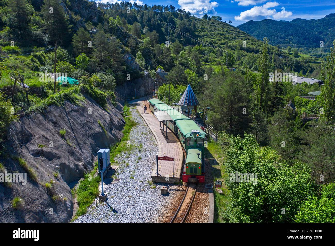 Blick aus der Vogelperspektive auf Tren del Ciment, in der Gartenstation Jardins Artigas, La Pobla de Lillet, Castellar de n´Hug, Berguedà, Katalonien, Spanien. Der Tren del Stockfoto