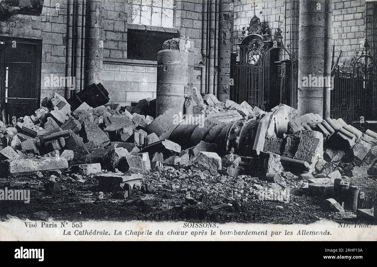 Premiere guerre mondiale (1914-1918) : la cathedrale de Soissons apres le bombardement par les Allemands, les degats dans la chapelle du choeur - Carte postale 1914-1918 Stockfoto