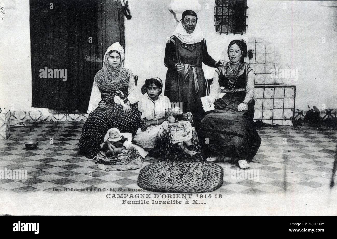 GRECE, Macedoine : femmes et enfants d'une famille israelite - Carte postale 1914-1918 Stockfoto