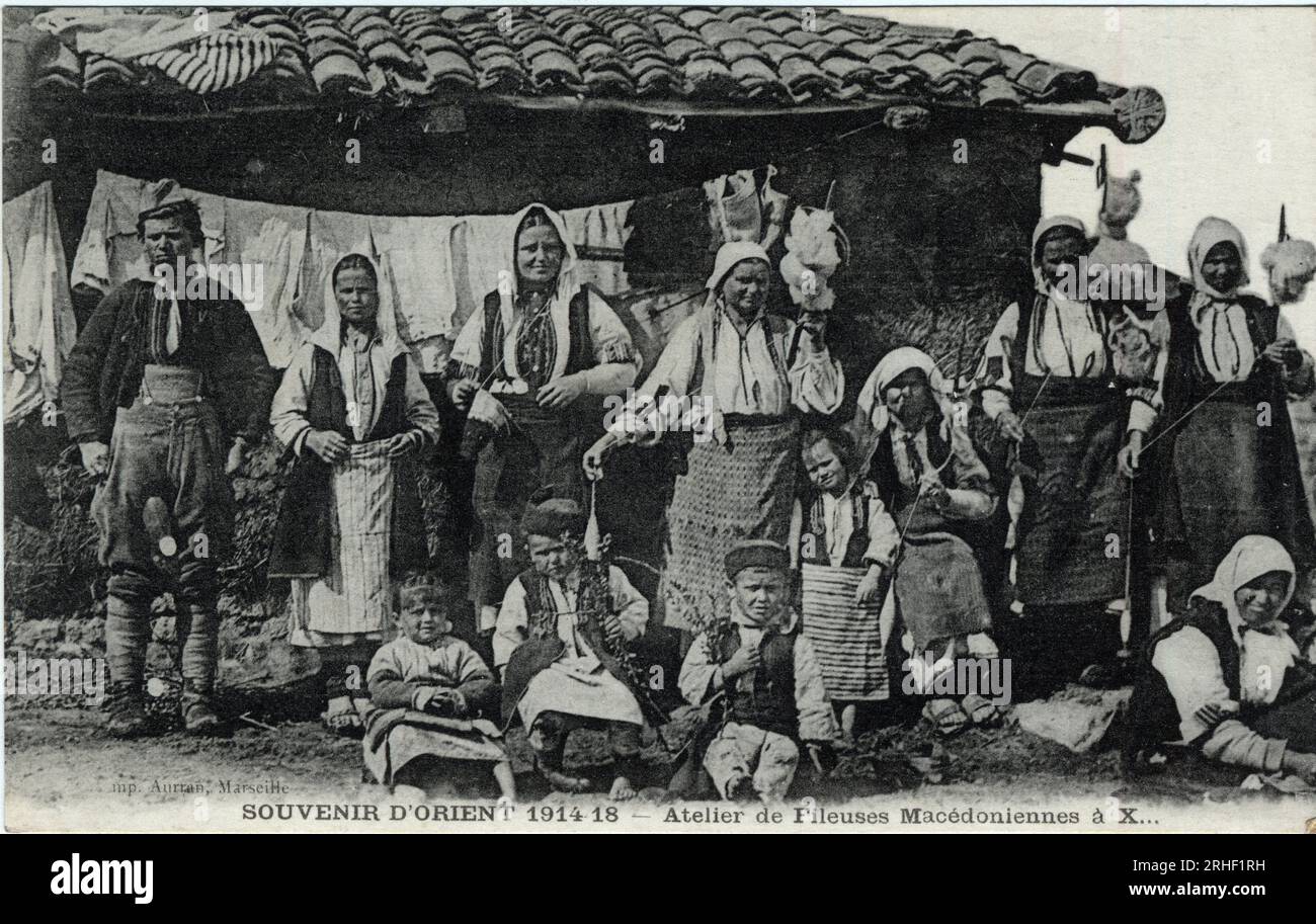 Macedoine, Grece : Atelier de fileuses macedonniennes - Carte postale 1914-1918 Stockfoto