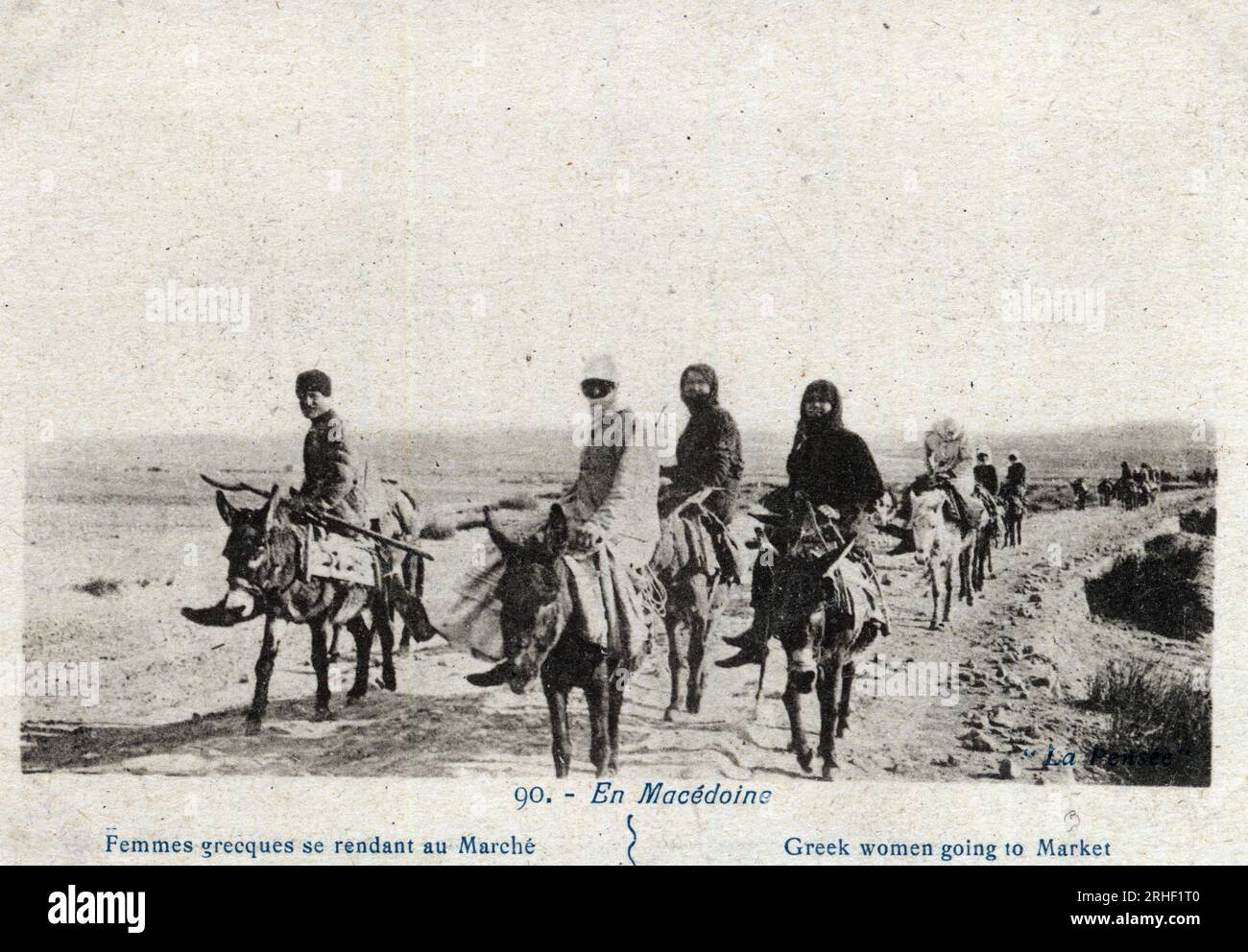 GRECE, Macedoine : femmes grecques se rendant au marche montees sur des anes - Carte postale 1914-1918 Stockfoto