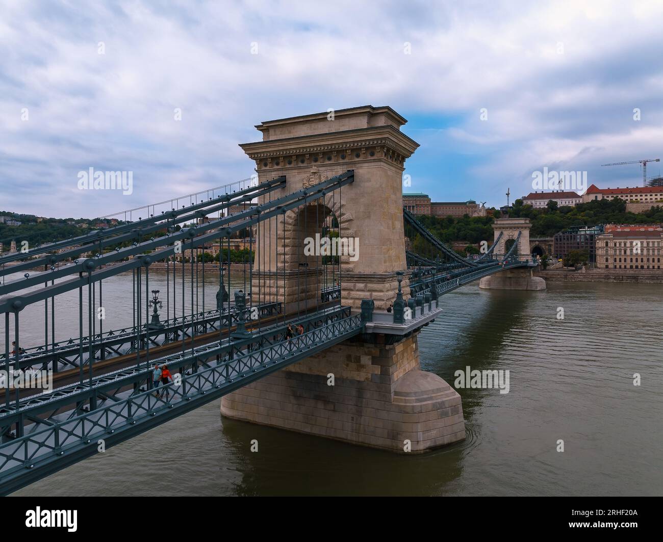 Renovierte Szechenyi Kettenbrücke in Budapest Ungarn. Ersetzt alle alten und beschädigten Ziegel, alle Eisenkomponenten und das vollständige Beleuchtungssystem. Die Kette Stockfoto