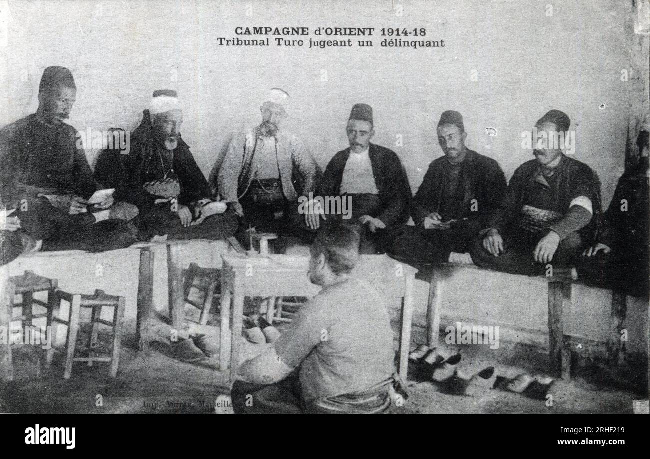 Peninsule balkanique : Tribunal turc jugeant un delinquant - Carte postale 1914-1918 Stockfoto