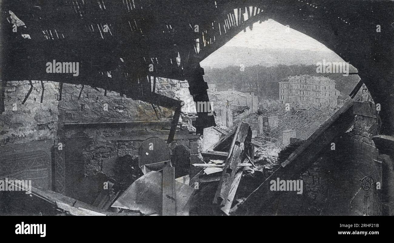 Premiere guerre mondiale (1914-1918) : un Coin de la ville bombardee de Verdun, apercu a travers une breche, depuis le chevet de la cathedrale - Carte postale 1914-1918 Stockfoto