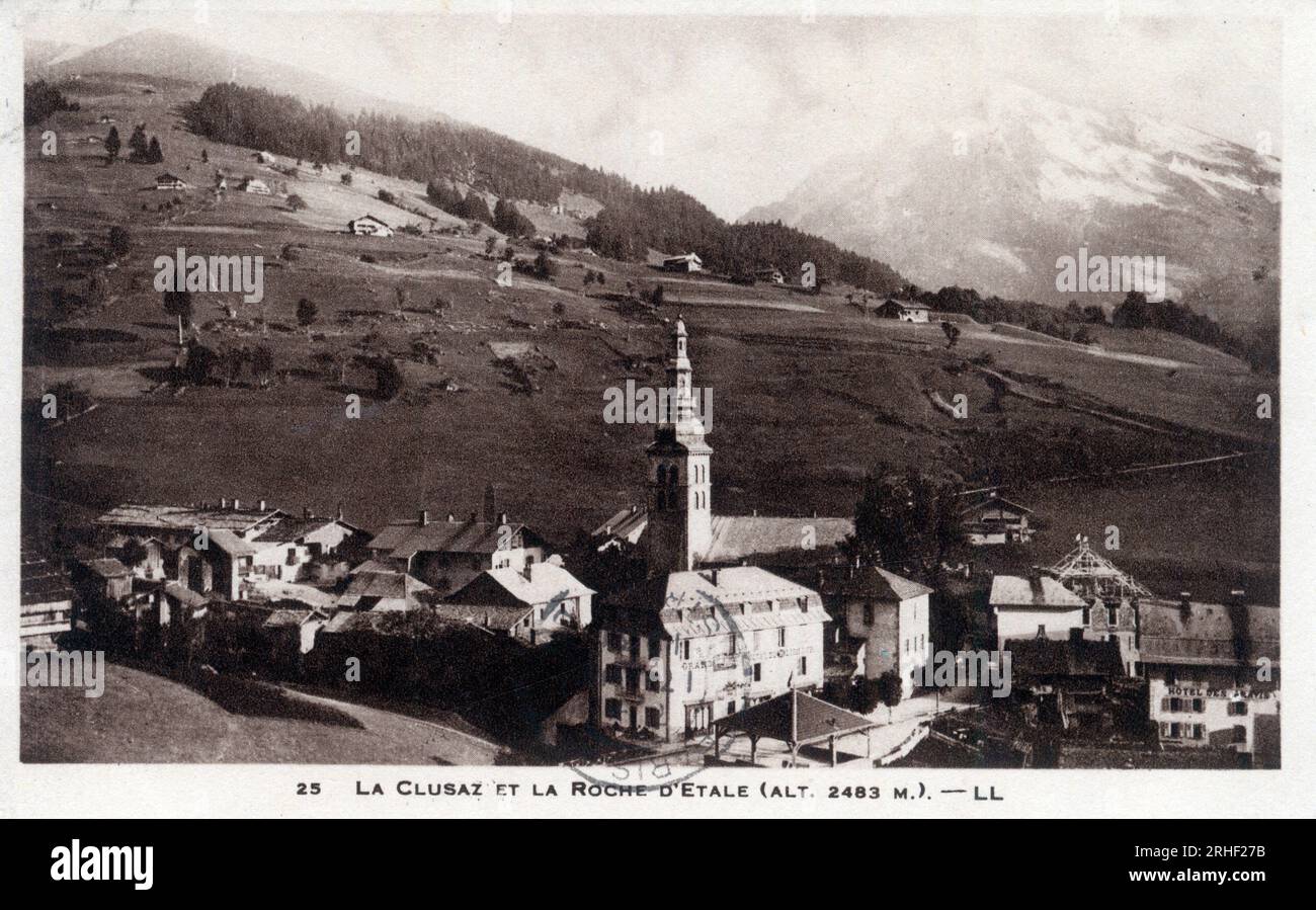 Rhone Alpes, Haute Savoie (74), La Clusaz : Vue de la ville et de la roche d'Etale - Carte postale 1931 Stockfoto