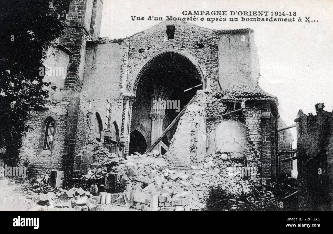 Premiere Guerre Mondiale (1914-1918) - Campagne d'Orient : Vue d'un monastere apres un bombardement - Carte postale Stockfoto