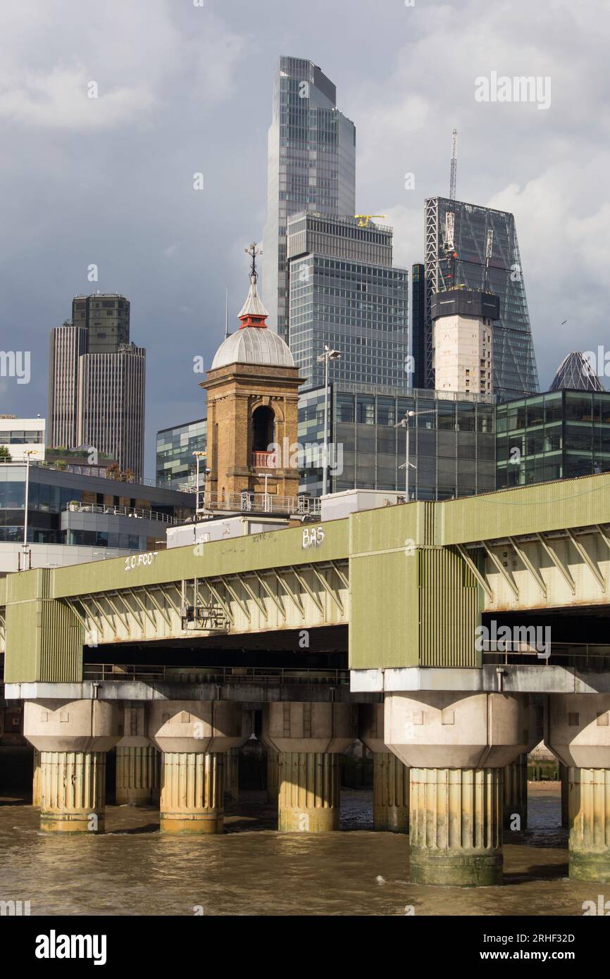Blick auf die Stadt London und Walkie Talkie von der Black Friars Bridge Stockfoto