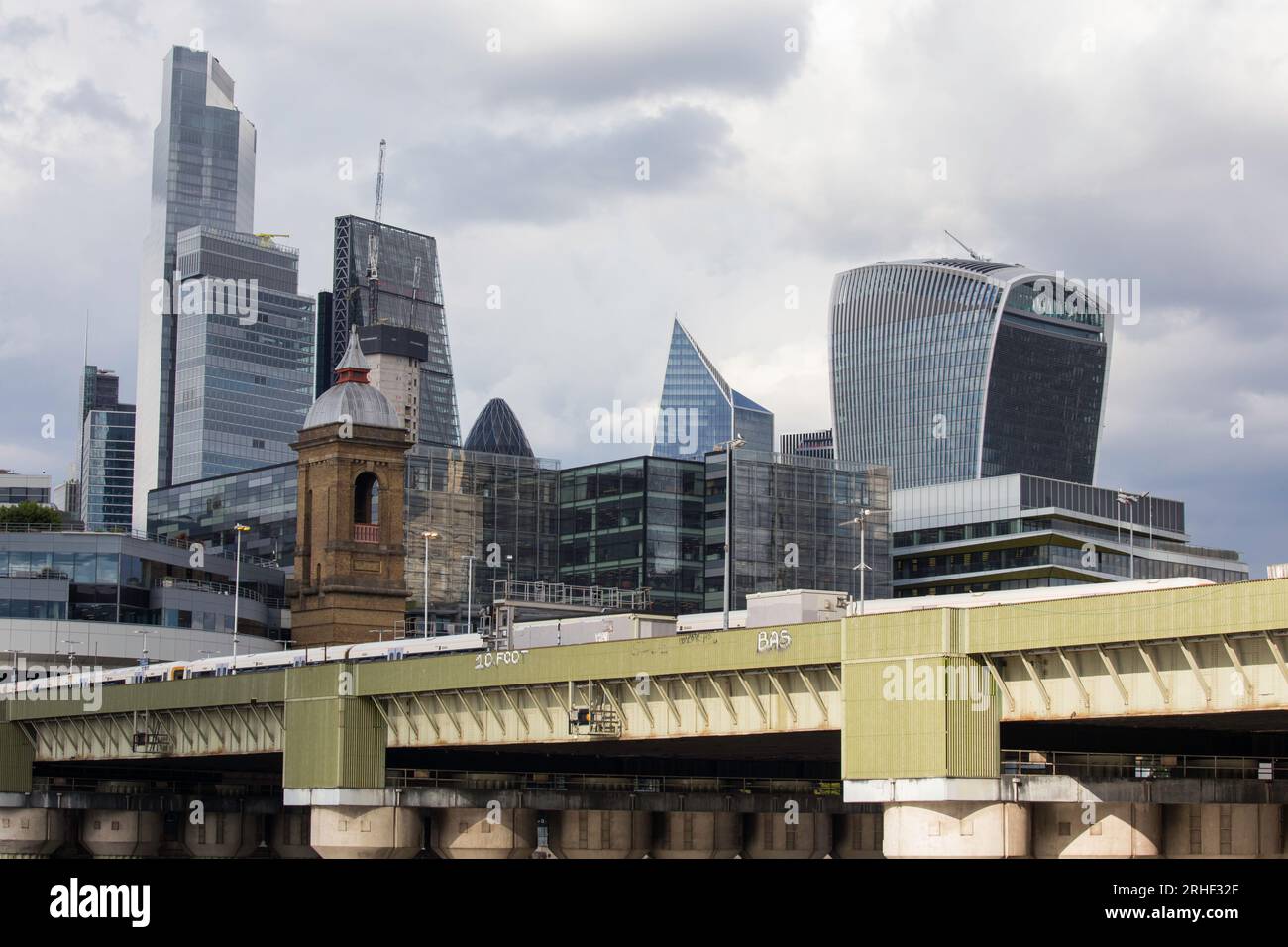 Blick auf die Stadt London und Walkie Talkie von der Black Friars Bridge Stockfoto