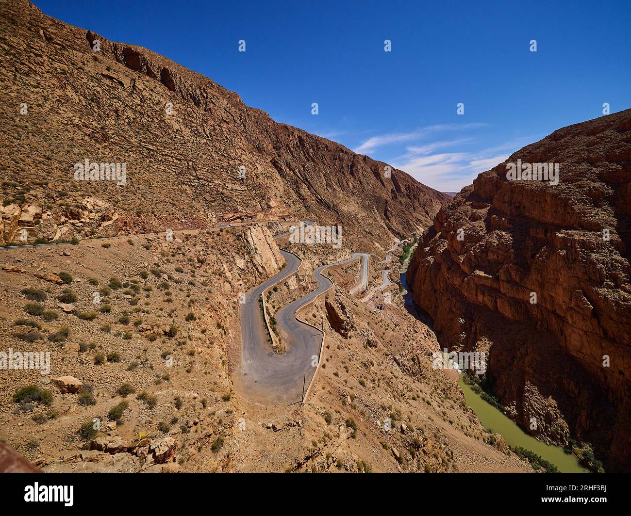 Enge Serpentinen und Haarnadelkurven der wunderschönen dades-Schluchten in den Bergen Marokkos. Stockfoto