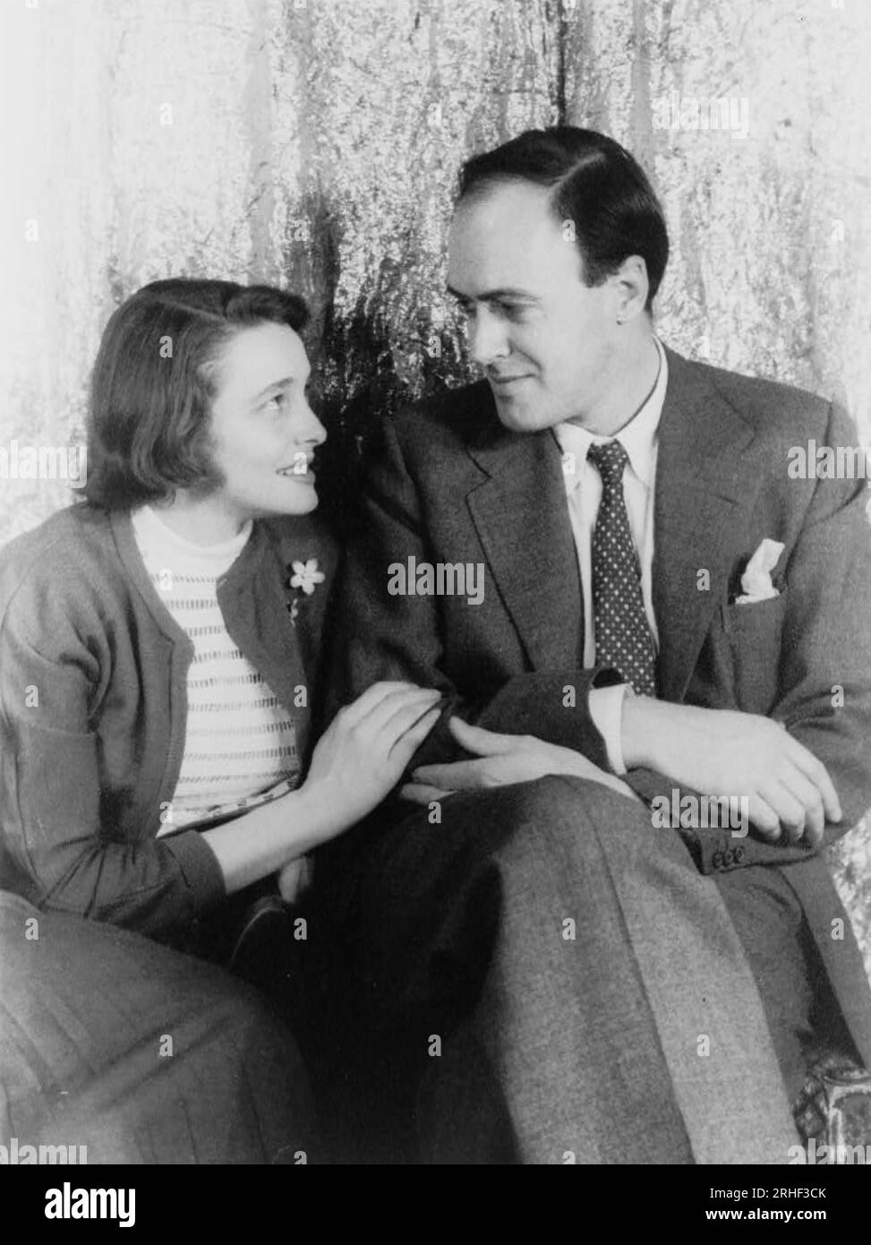 ROALD DAHL (1916-1990) britischer Autor und Kriegskämpfer Ass mit seiner Frau, Schauspielerin Patricia Neal um 1955. Stockfoto