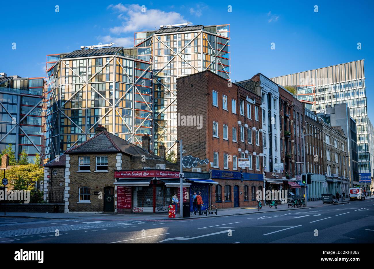 London, UK: Southwark Street an der Kreuzung mit der Hopton Street in Southwark, London. Alte Gebäude im Vordergrund mit modernen Appartements dahinter. Stockfoto