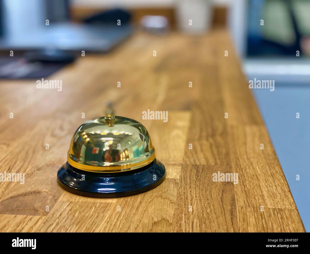 Ring für Serviceglocke auf einem Holztisch Stockfoto