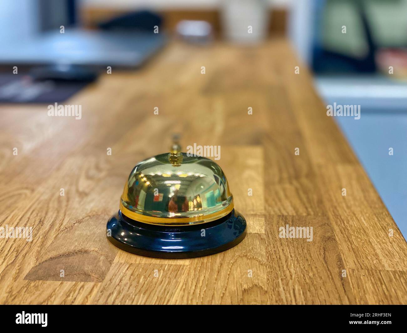 Ring für Serviceglocke auf einem Holztisch Stockfoto