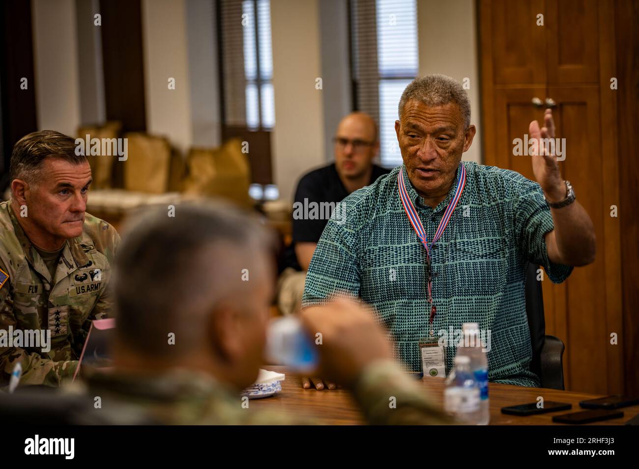 U.S. Army General Charles A. Fynn, kommandierender General der U.S. Army Pacific trifft sich mit Richard T. Bissen Jr., Bürgermeister des Landkreises Maui, zusammen mit den wichtigsten Führern der Maui Wildfire-Einsatzkräfte und den Führern der Combined Joint Task Force 50 (CJTF-50) in Wailuku, Maui, 15. August 2023. Mitglieder der CJTF-50 von der Hawaii Army und Air National Guard sowie der U.S. Army Active Duty and Reserve unterstützen aktiv die Behörden von Maui County bei der sofortigen Sicherheit und dem Wohlergehen der von den Waldbränden betroffenen Personen, um uneingeschränkte Unterstützung für die Gemeinde von Maui und die Ersthelfer zu gewährleisten. Stockfoto