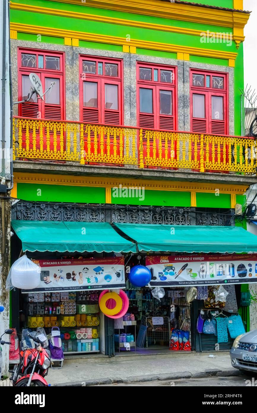 Rio de Janeiro, Brasilien, eine farbenfrohe Fassade eines Gebäudes mit einem kleinen Einzelhandelsgeschäft im Erdgeschoss. Stockfoto