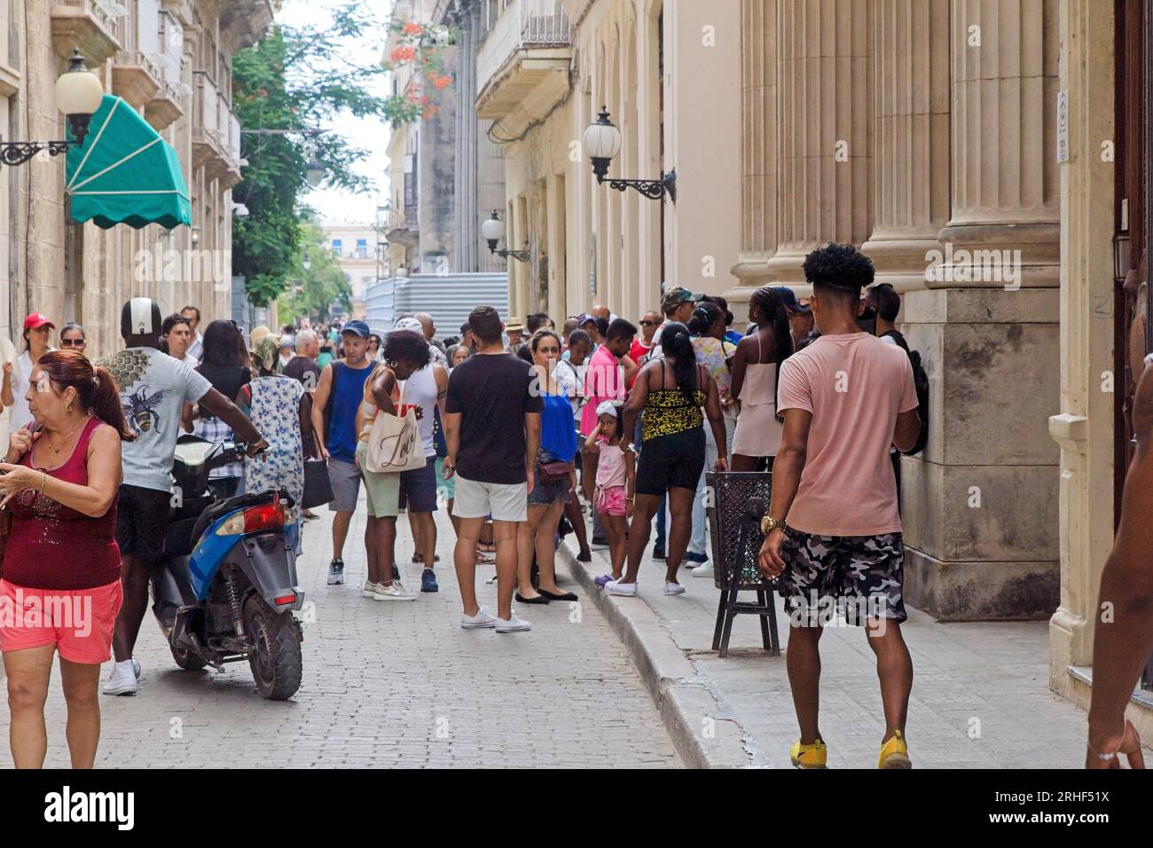 Havanna, Kuba, eine große Gruppe von Leuten, die sich außerhalb der Bank anstellen, um Geld abzuheben. Das Finanzsystem leidet unter einer Krise. Stockfoto