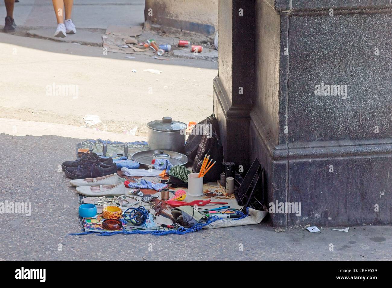 Havanna, Kuba, Ausstellung mit verschiedenen kleinen Artikeln oder Waren zum Verkauf. Sie befinden sich auf einer Veranda eines Gebäudes, auf der die Menschen gehen. Stockfoto