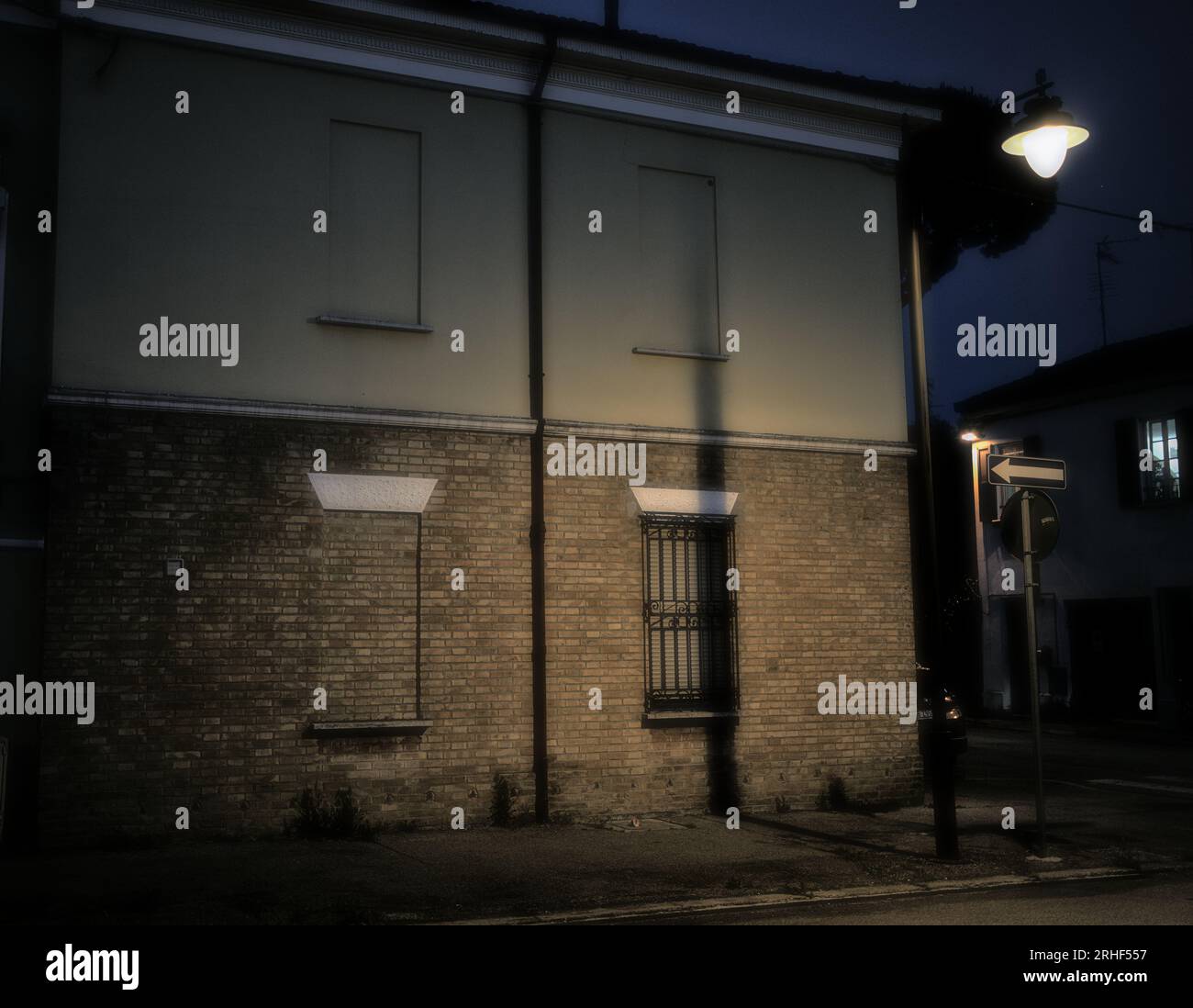 Dunkles Haus mit einem falschen Fenster (bei Nacht) Stockfoto Dunkles Haus mit einem falschen Fenster (bei Nacht) Stockfoto
