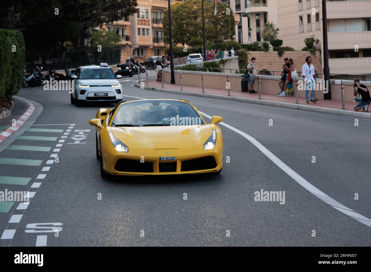Ferrari 488 Spider fährt in Monte Carlo, Monaco Stockfoto