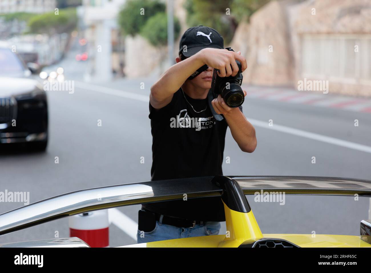 Teenager-Autofahrer fotografiert das Heck eines Lamborghini-Supersportwagens in Monte Carlo, Monaco Stockfoto