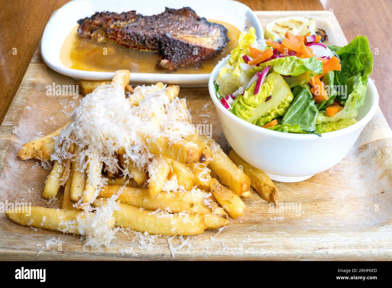 Farm to Table, Rinderbraten und Pommes Frites mit Parmesan, Salat, Calgary Downtown Stampede Festival Banff National Park, Canadian Rockies, Alb Stockfoto