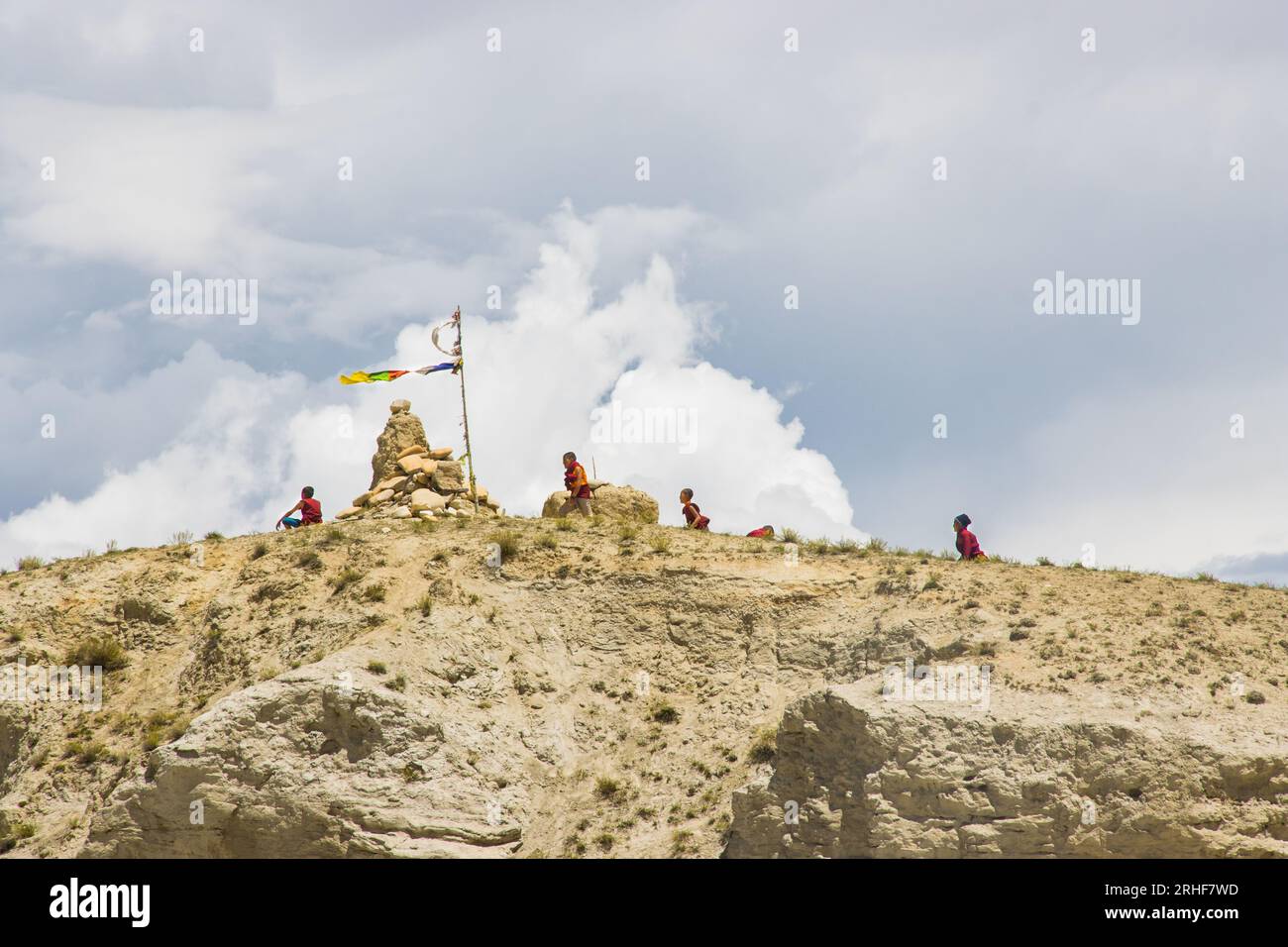 Buddhistische Lama-Schüler genießen Wind in einer dramatischen Landschaft des Namgyal-Klosters in Lo Manthang, Upper Mustang von Nepal Stockfoto