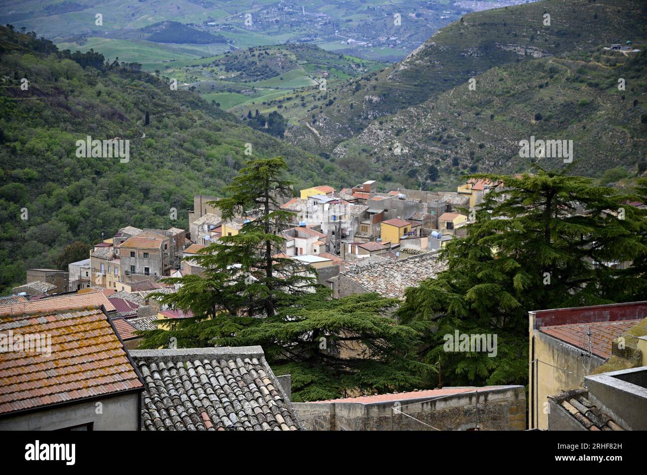 Panoramablick auf Calascibetta, Mitglied von ' I Borghi più belli d'Italia', eines der schönsten Dörfer Italiens in der Provinz Enna auf Sizilien. Stockfoto