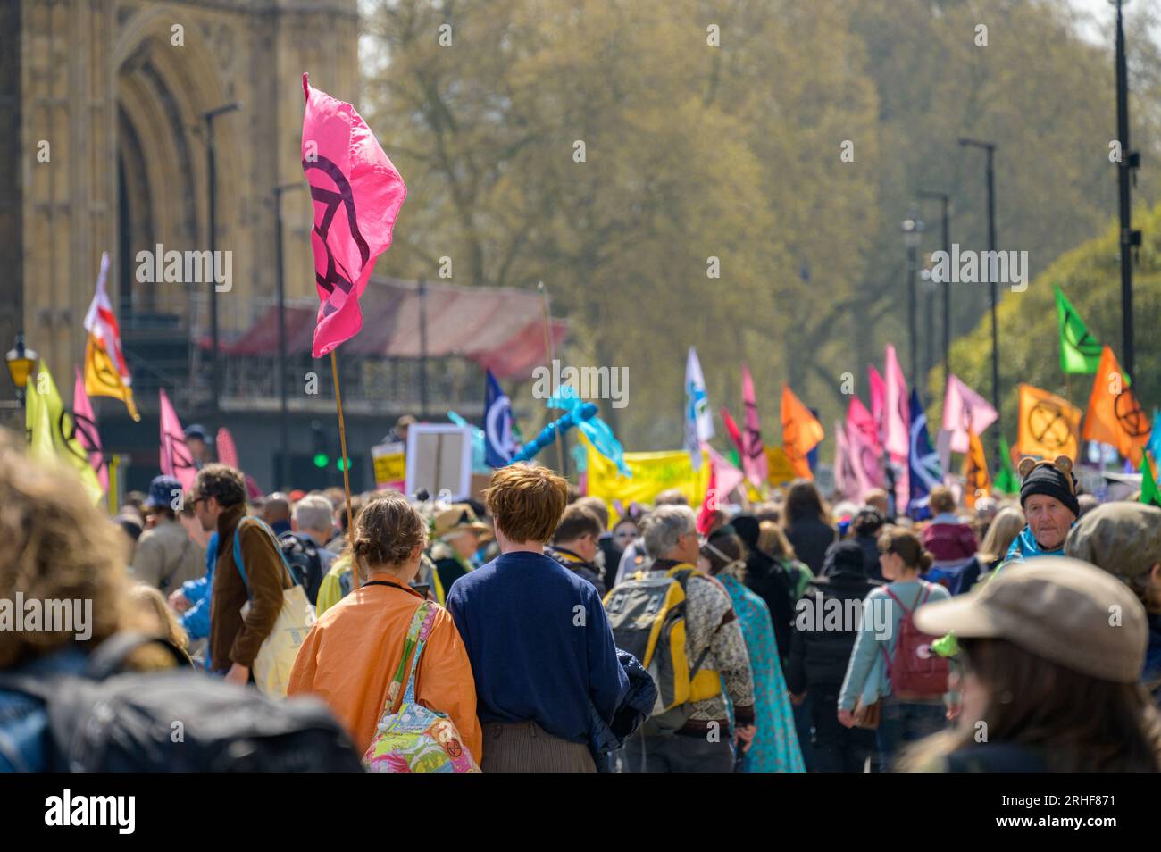 LONDON - 22. April 2023: Londons Stimme für Veränderung: Extinction Rebellion-Demonstranten schreiten voran, Banner fliegen hoch und setzen sich für Umwelt ein Stockfoto