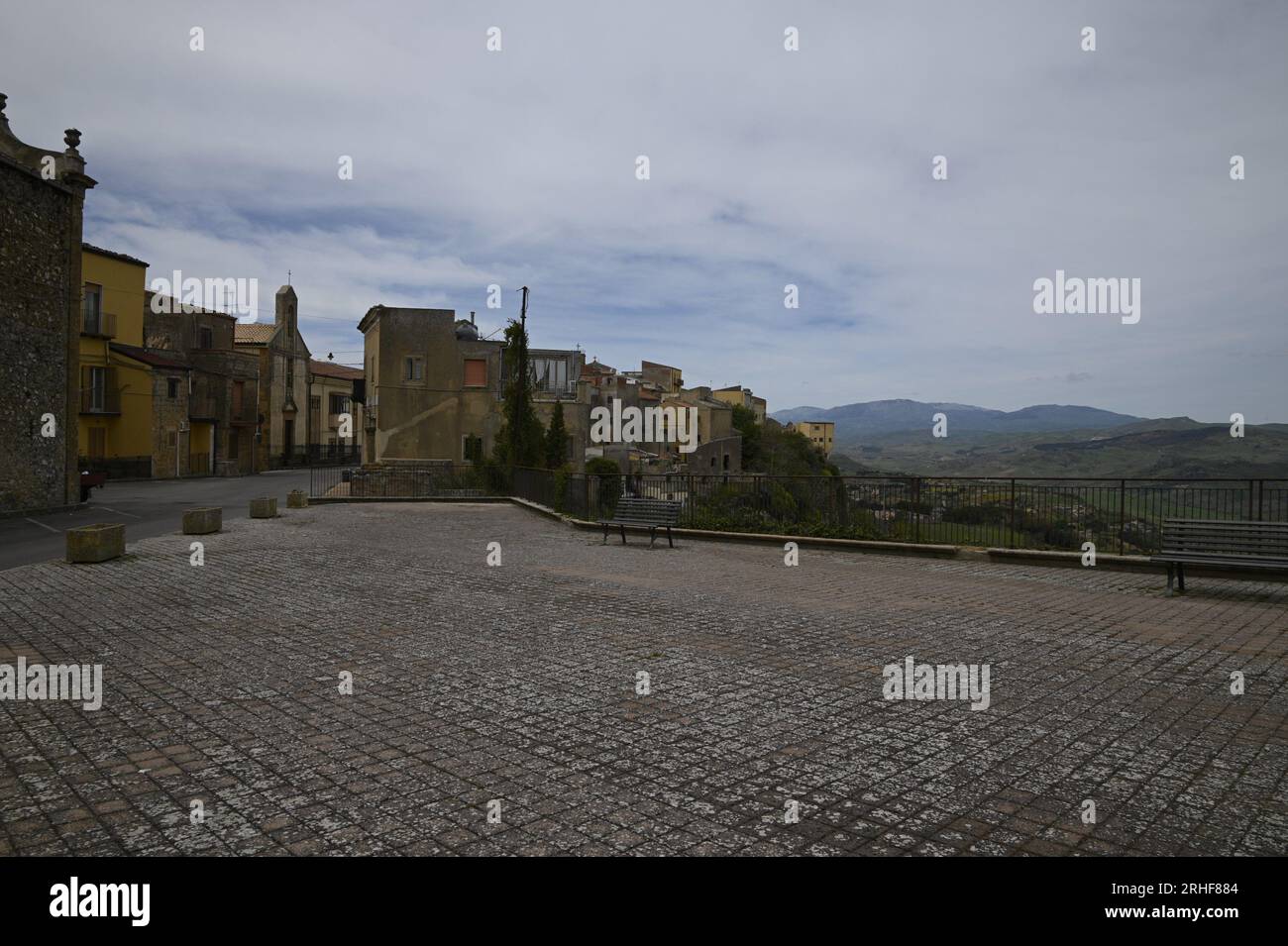 Panoramablick auf Calascibetta, Mitglied von ' I Borghi più belli d'Italia', eines der schönsten Dörfer Italiens in der Provinz Enna auf Sizilien Stockfoto